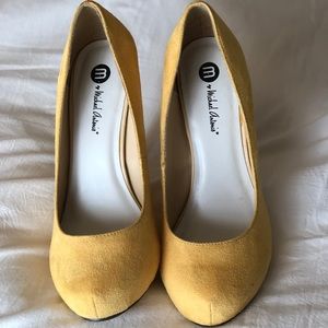 Yellow pumps